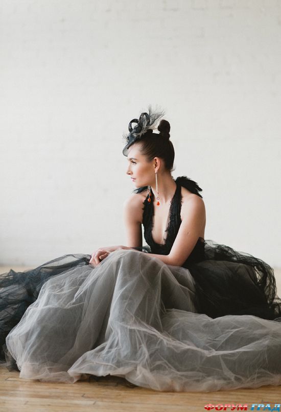 two-wedding-gowns-by-famous-designers-extravagant-vs-traditional-14