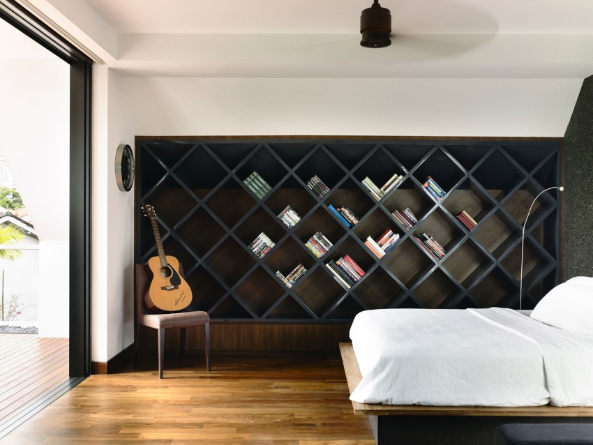 Дизайн одной из спален с полками для книг ромбовидной формы