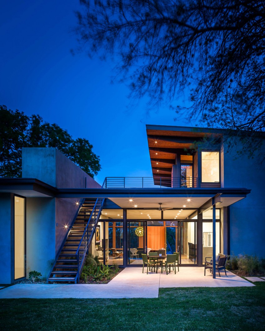 Освещение Barton Hills Residence вечером