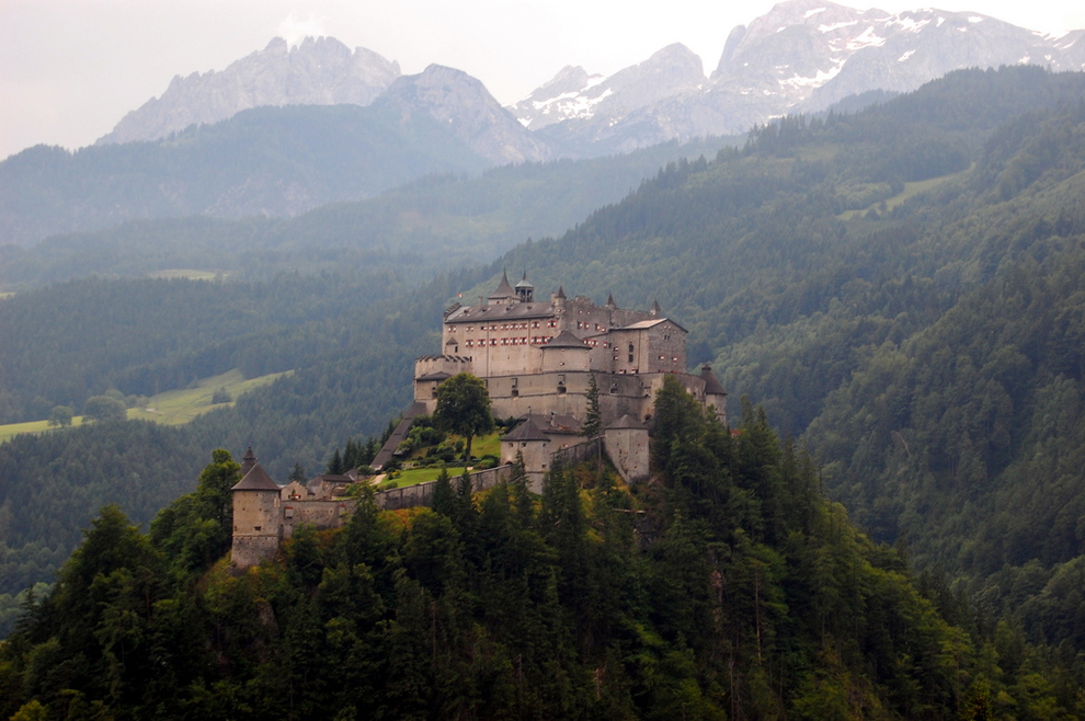 29 magnificent castles from around the world-08