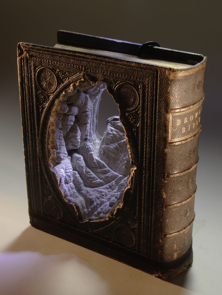 45 beautiful examples of book sculptures-02