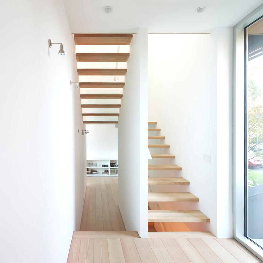 Прекрасные деревянные лестницы из светлого бруса