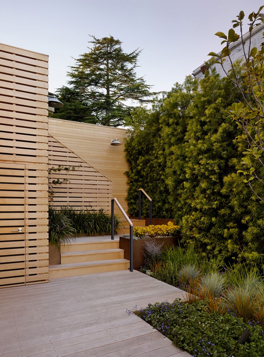 Деревянная отделка фасада дома  Sausalito Hillside Remodel от Turnbull Griffin Haesloop Architects