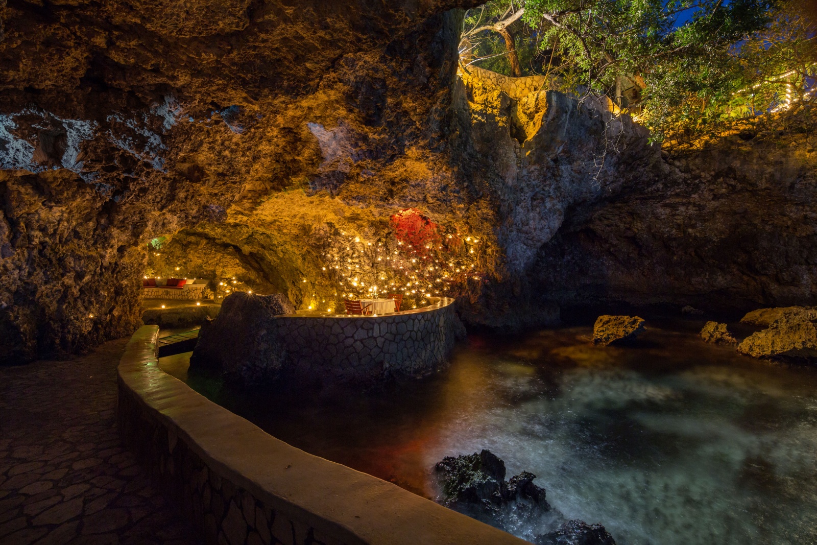 Яркий ландшафт отеля The Caves