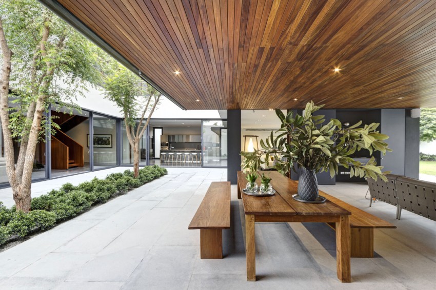 Летний обеденный столик особняка LA House от Elias Rizo Arquitectos