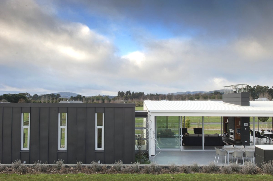 Красивый ландшафт особняка Dixon House от Designgroup Stapleton Elliott