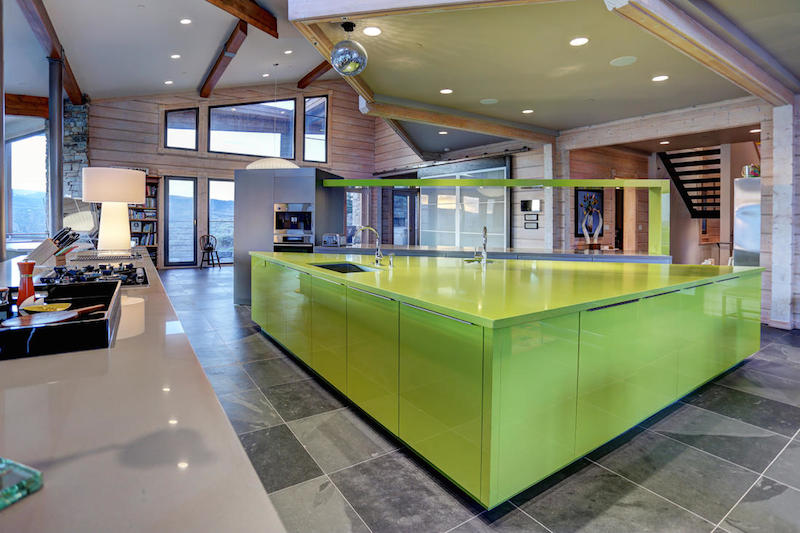 Яркий дизайн кухонной зоны в резиденции