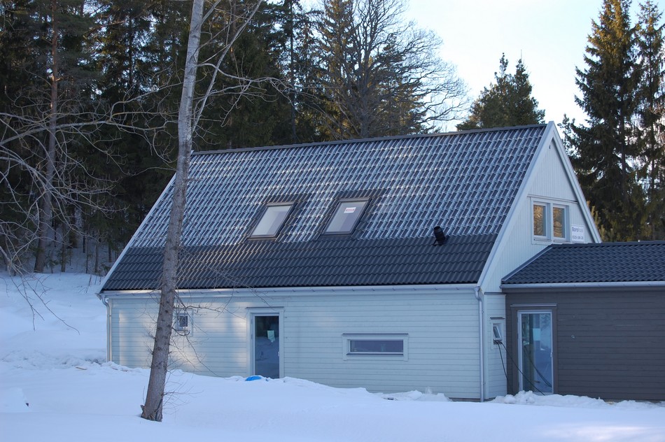solar heating just got stylish innovative glass roof tiles for energy efficient-homes-03