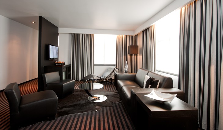 Комната отдыха с современный кожаным диваном