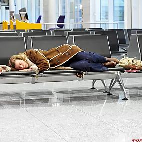 Женщина спит в аэропорту