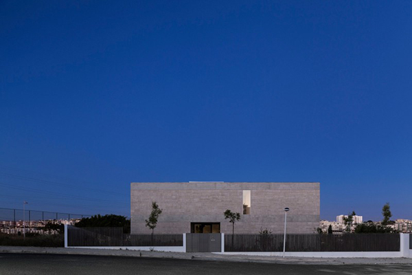 modern-concrete-house-02