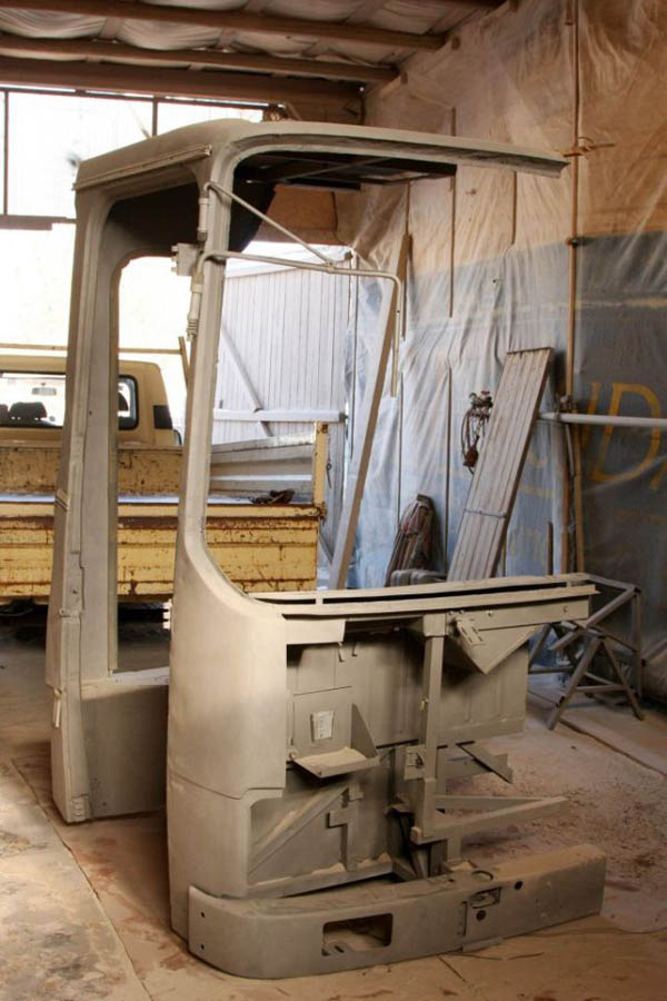 old-bus-cabin-turned-into-workinf-space-10