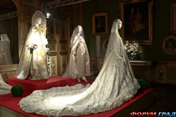 Экспозиция из самых красивых платьев от ведущих дизайнеров