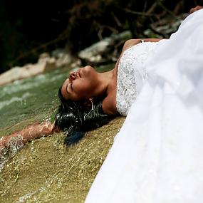 bride-in-the-river-flow-01