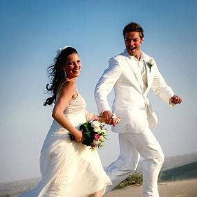 couple-on-beach-wedding-09