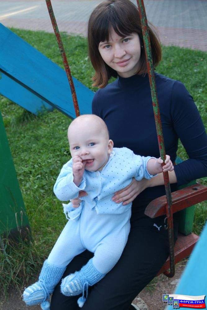 На качеле=)