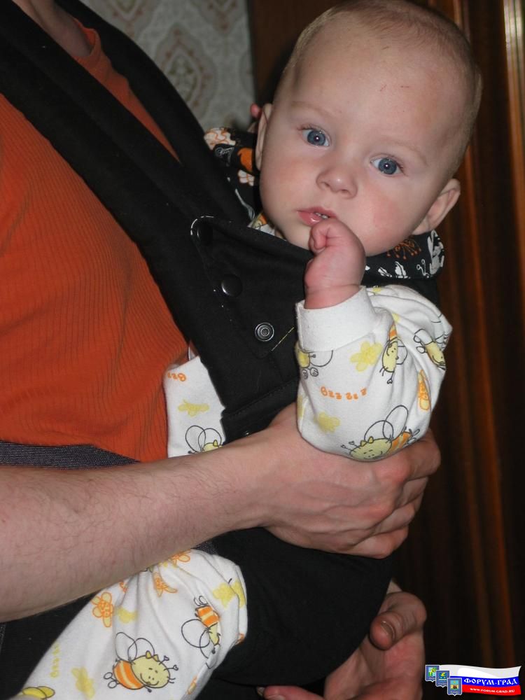 У папы на пузе уютно и комфортно=)