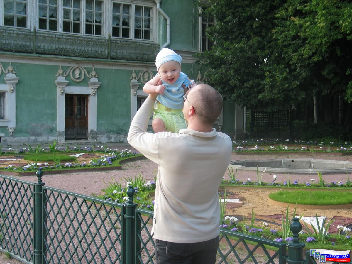 Доволен как слон , с папой=)