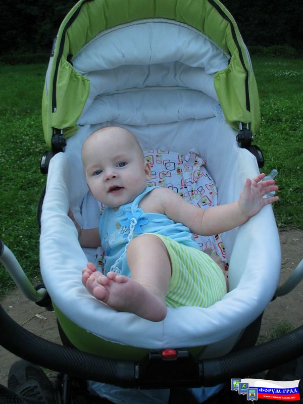 Димон не хочет в коляске сидеть, ему бы на травку=)