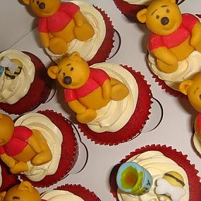 winnie-the-pooh-cake-and-cupcakes-05