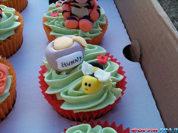 winnie-the-pooh-cake-and-cupcakes-10