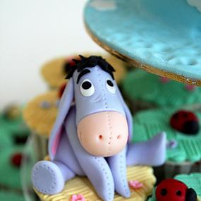winnie-the-pooh-cake-and-cupcakes-11