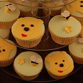 winnie-the-pooh-cake-and-cupcakes-18
