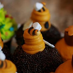 winnie-the-pooh-cake-and-cupcakes-21