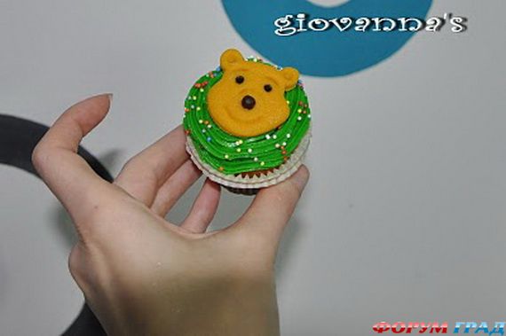 winnie-the-pooh-cake-and-cupcakes-25