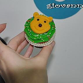 winnie-the-pooh-cake-and-cupcakes-25