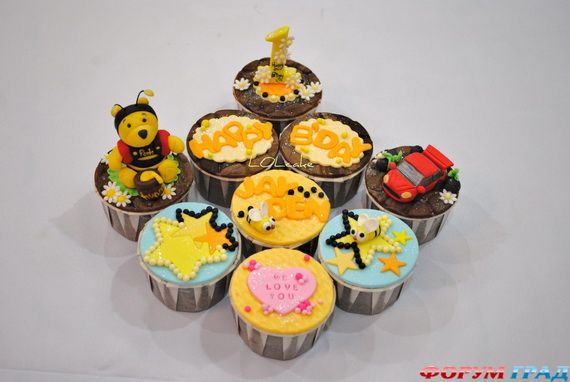 winnie-the-pooh-cake-and-cupcakes-30