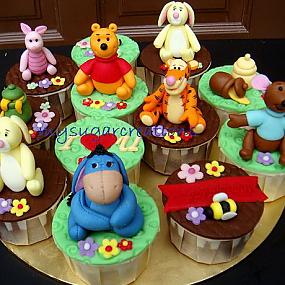 winnie-the-pooh-cake-and-cupcakes-33