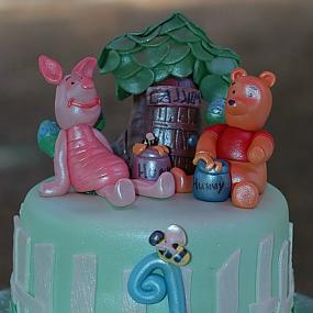 winnie-the-pooh-cake-and-cupcakes-34