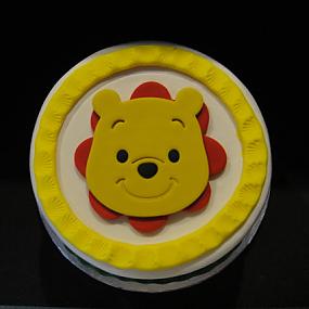 winnie-the-pooh-cake-and-cupcakes-37