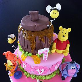 winnie-the-pooh-cake-and-cupcakes-41