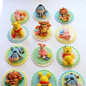 winnie-the-pooh-cake-and-cupcakes-43