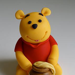 winnie-the-pooh-cake-and-cupcakes-47