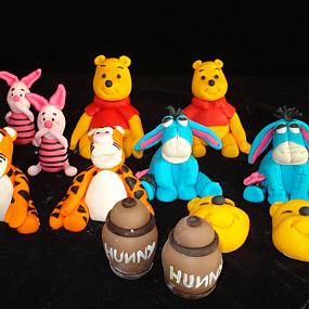 winnie-the-pooh-cake-and-cupcakes-48