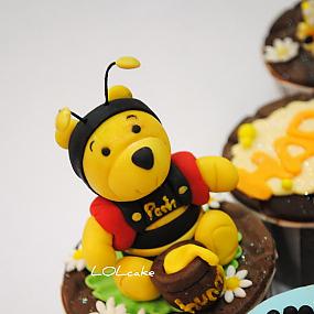 winnie-the-pooh-cake-and-cupcakes-54