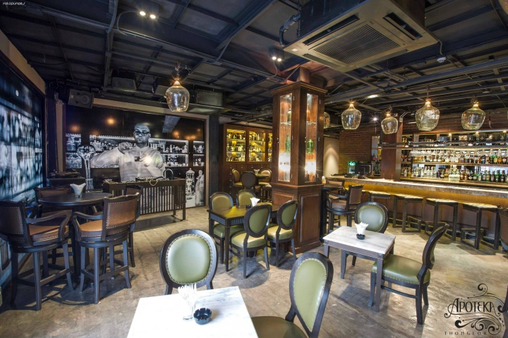 Роскошный интерьер Apoteka Thonglor bar в Бангкоке, Таиланд