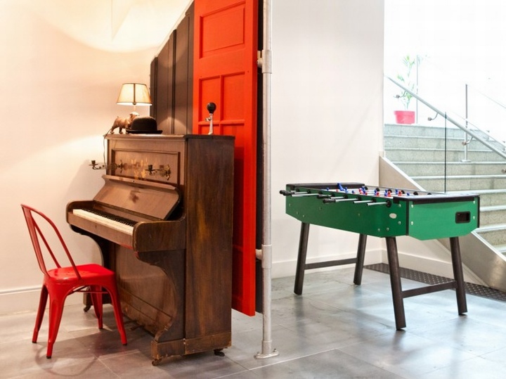 mccann-erickson-reception-area-central-breakout-zone-by-office-principles-london-10