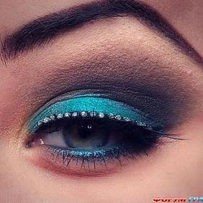 black-water-snake-eye-makeup-style-05