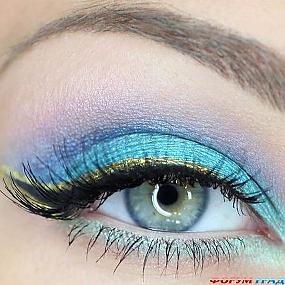 black-water-snake-eye-makeup-style-24