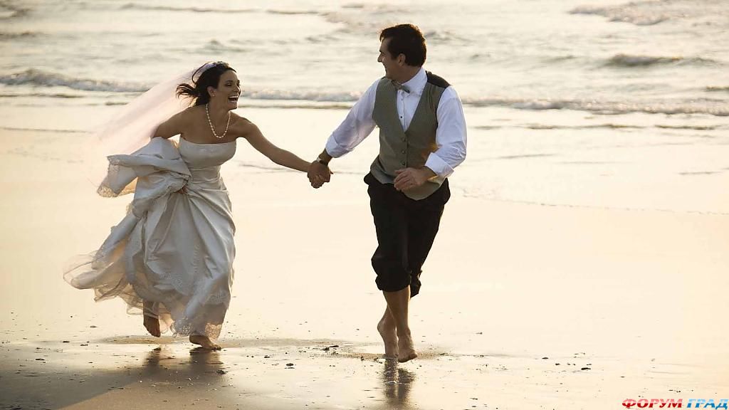 molodyye-begut-po-plyazhu