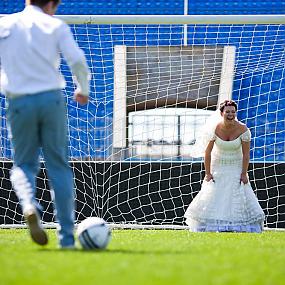 Невеста и жених на стадионе