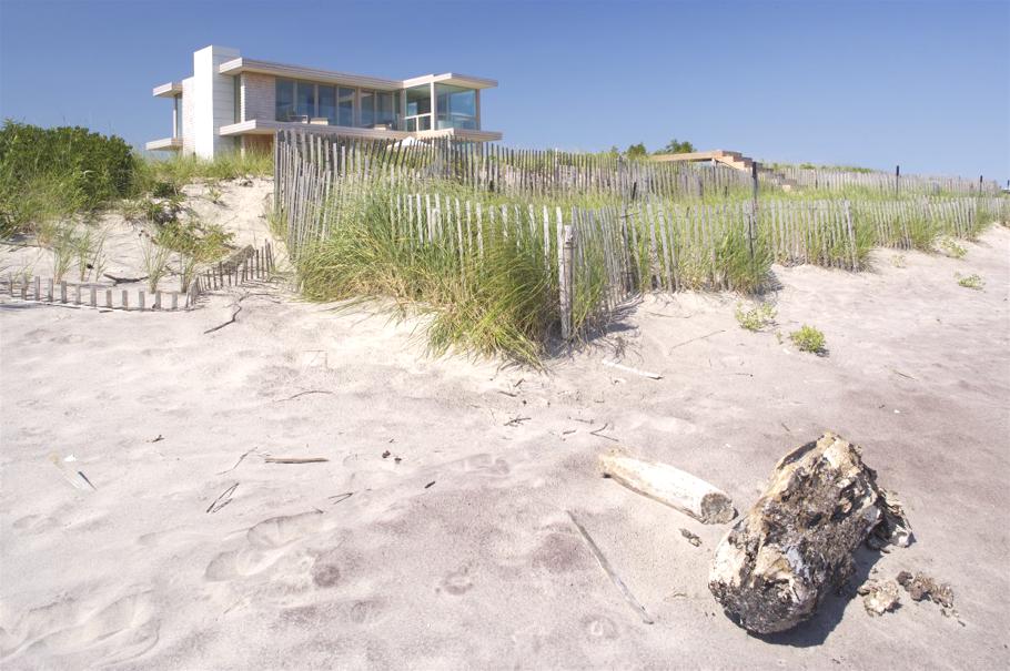 ultra-modern-dune-road-residence-new-york-06