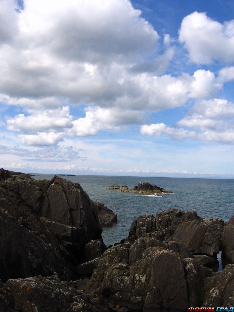 Скалистый берег возле отеля Corsewall Lighthouse