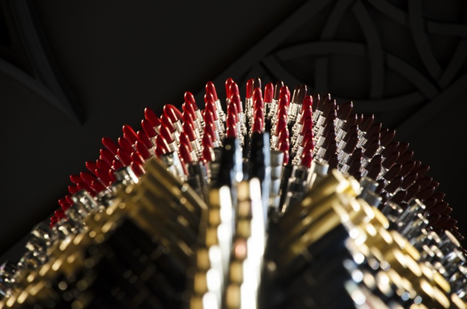 art-installation-giant-lisptick-02