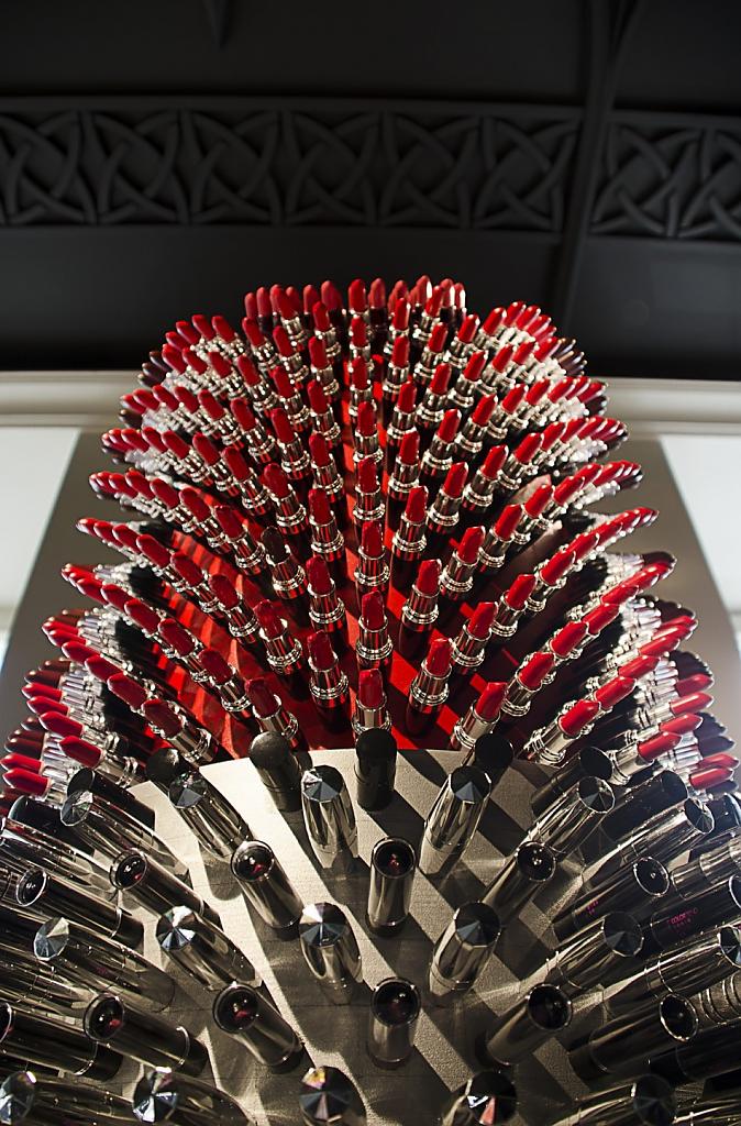 art-installation-giant-lisptick-03