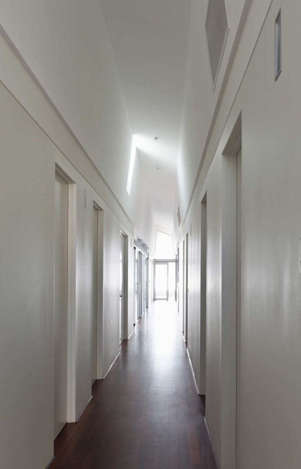 Белые стены длинного коридора частного дома